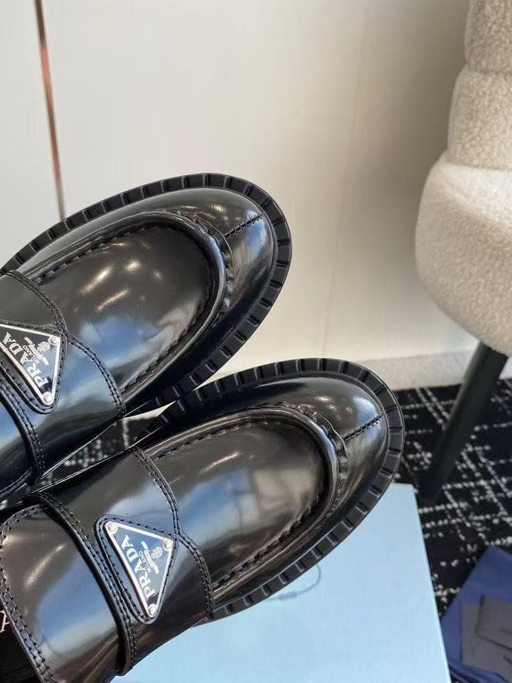 PRADA プラダ チョコレート ブラッシュドレザー ローファー レディース
