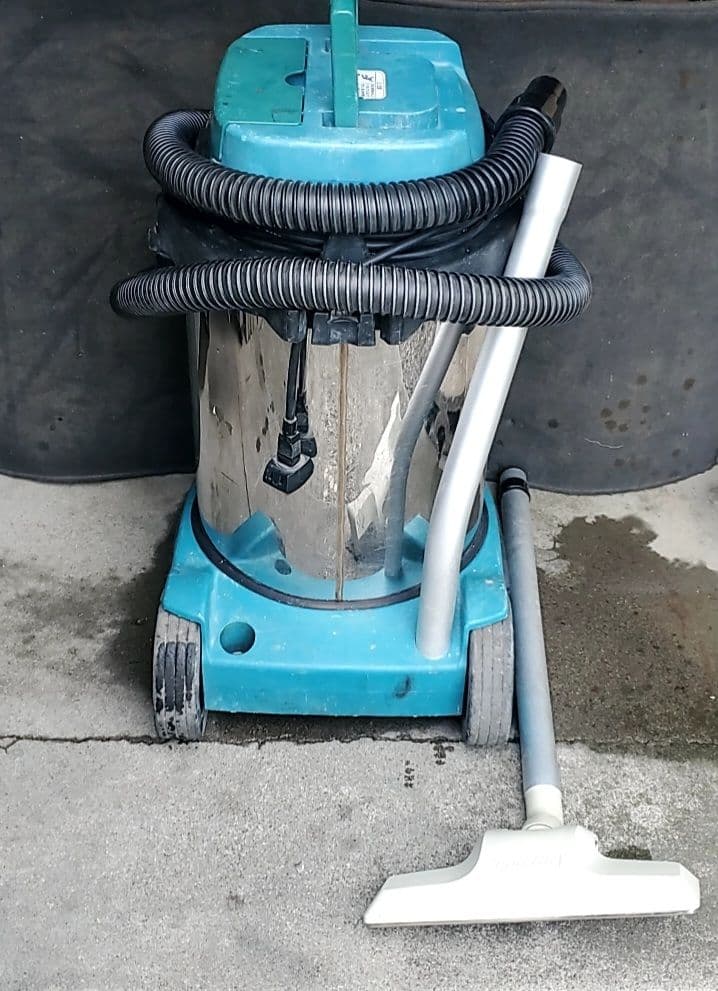 マキタ490乾、湿両用掃除機