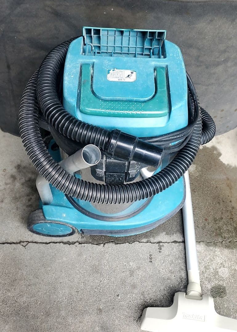 マキタ490乾、湿両用掃除機