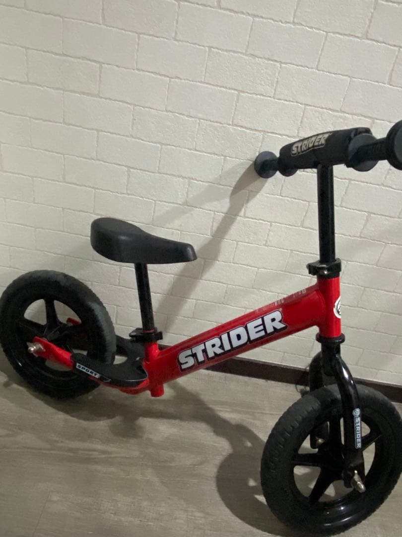 STRIDER 12・ストライダー 12【日本正規品】 赤/黒 バランスバイク