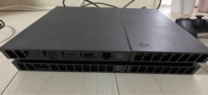 プレステ4 PS4【コントローラー２つ付】