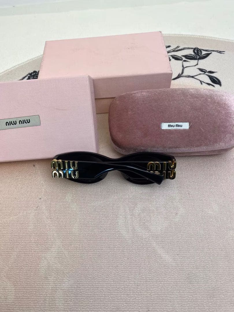 miu miu ブラックサングラス