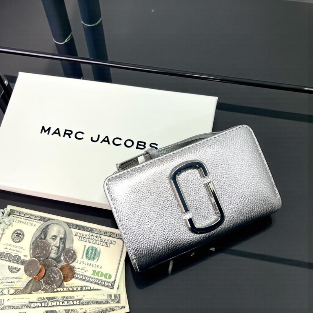 正規品＆極美品‼️ マークジェイコブス スナップショット 三つ折り財布 シルバー