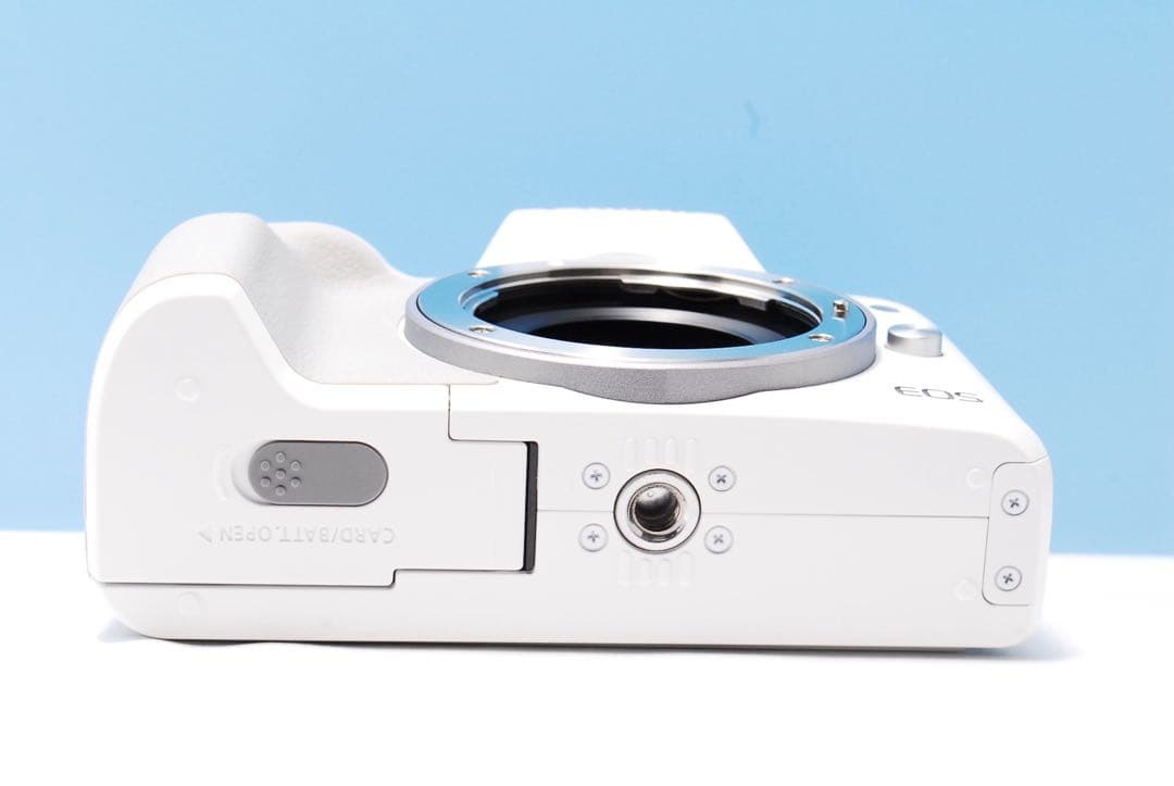 新品級！Canon Kiss M2 ホワイト Wi-Fi搭載 標準レンズセット