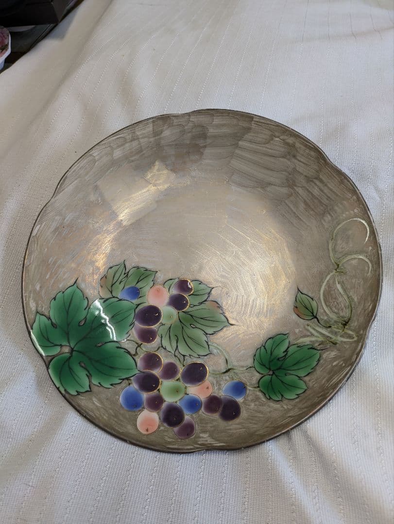 金彩のブドウ装飾の陶器皿