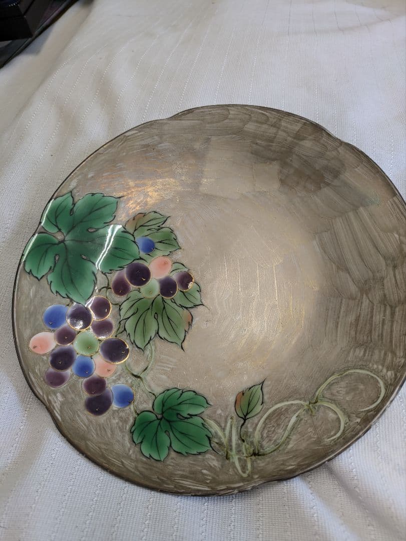 金彩のブドウ装飾の陶器皿