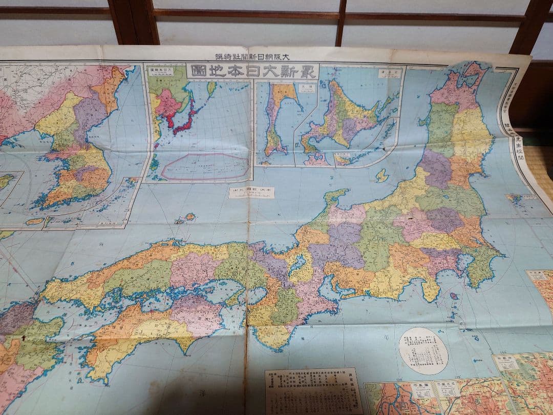 詳細な地形と行政区分を示す大判の日本地図です