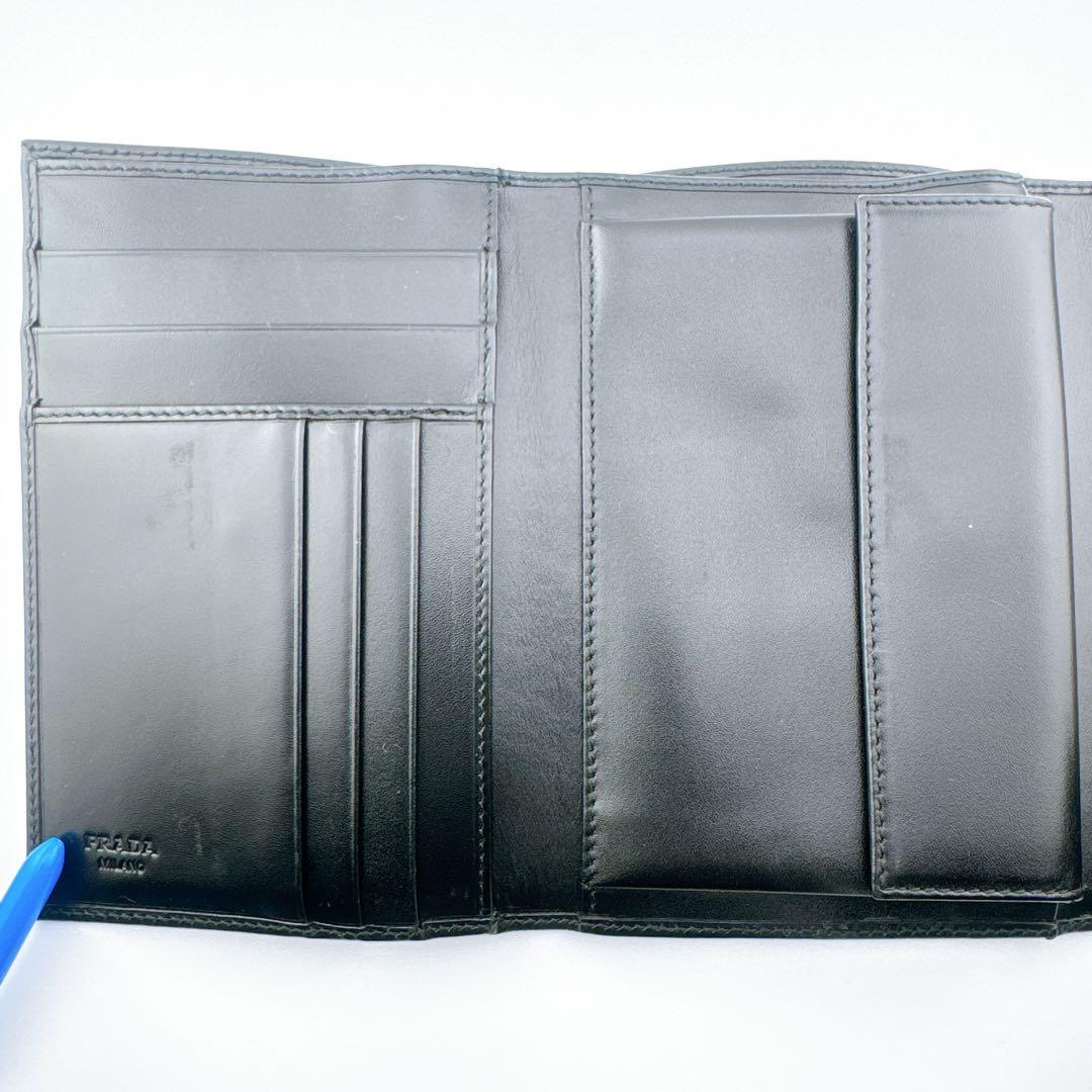 プラダ 三つ折り財布 トリフォールド コンパクト レザー ブラック シルバー金具