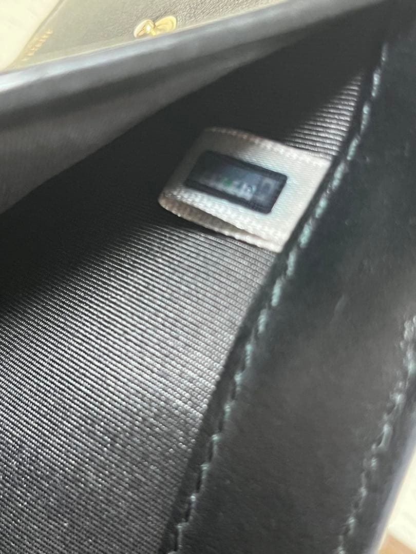 JIMMY CHOO ブラックレザー折り財布　箱付き