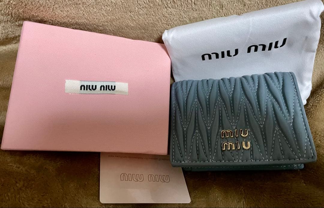 MIU MIU ミュウミュウ マテラッセ ノベルティー二つ折り財布 ブルー