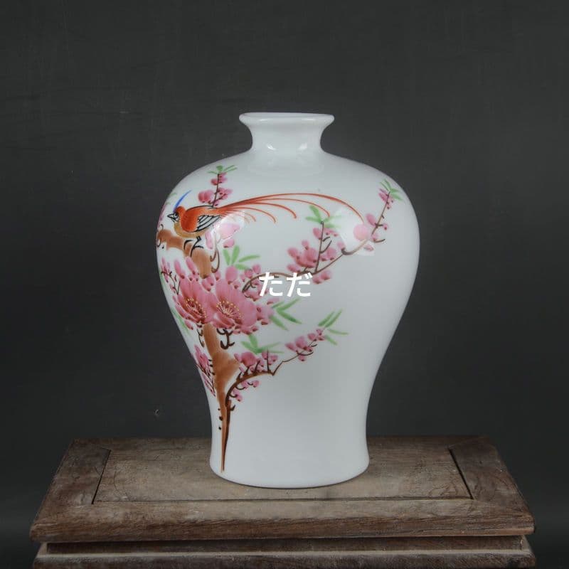 景徳鎮手描きパステルカラーカササギが梅瓶に登ります装飾品 現代工芸品美術品 置物