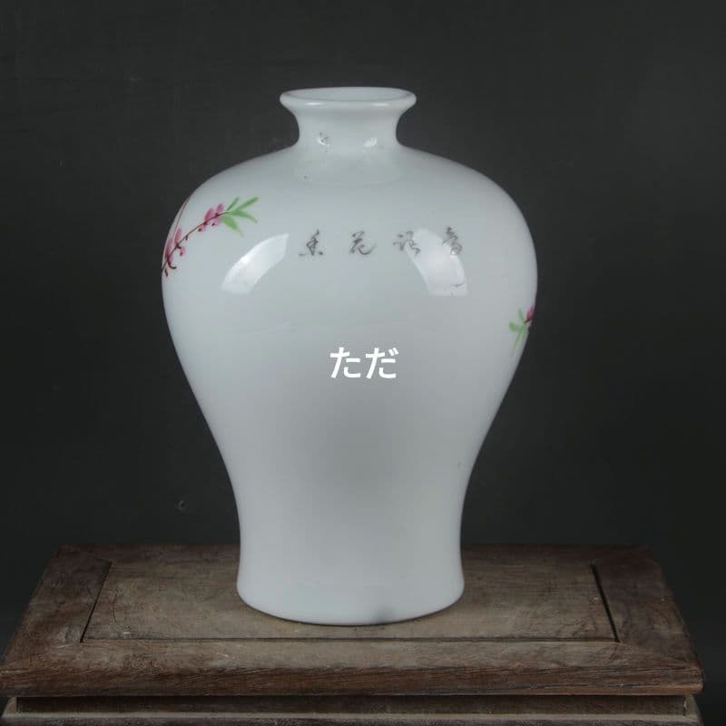 景徳鎮手描きパステルカラーカササギが梅瓶に登ります装飾品 現代工芸品美術品 置物