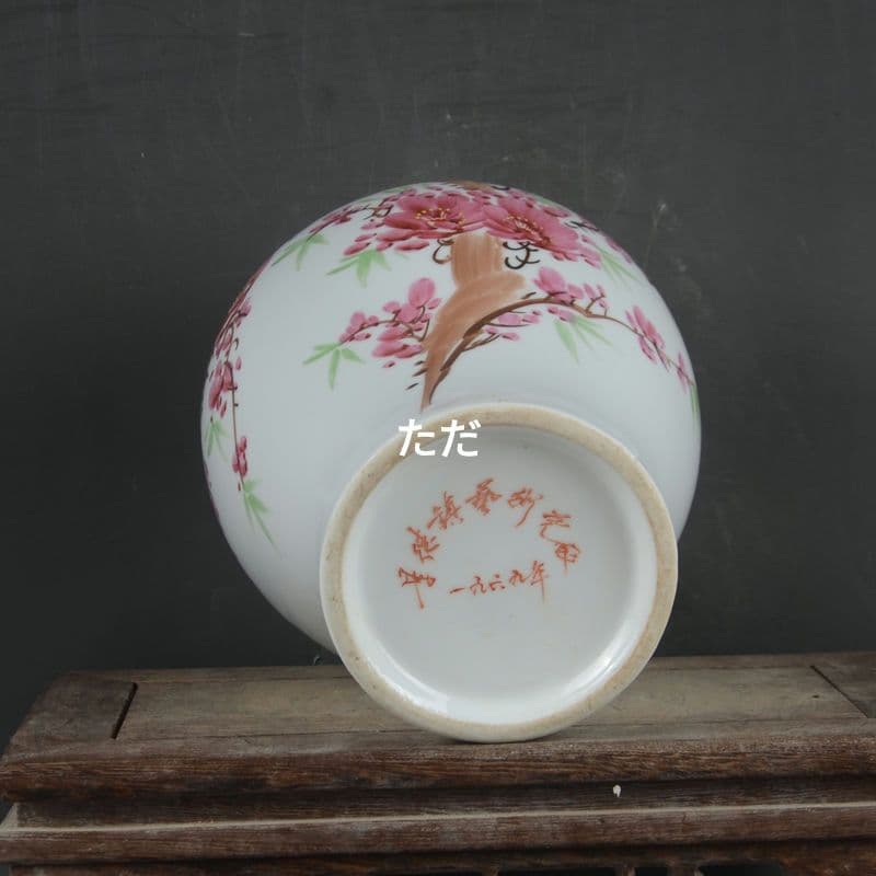 景徳鎮手描きパステルカラーカササギが梅瓶に登ります装飾品 現代工芸品美術品 置物
