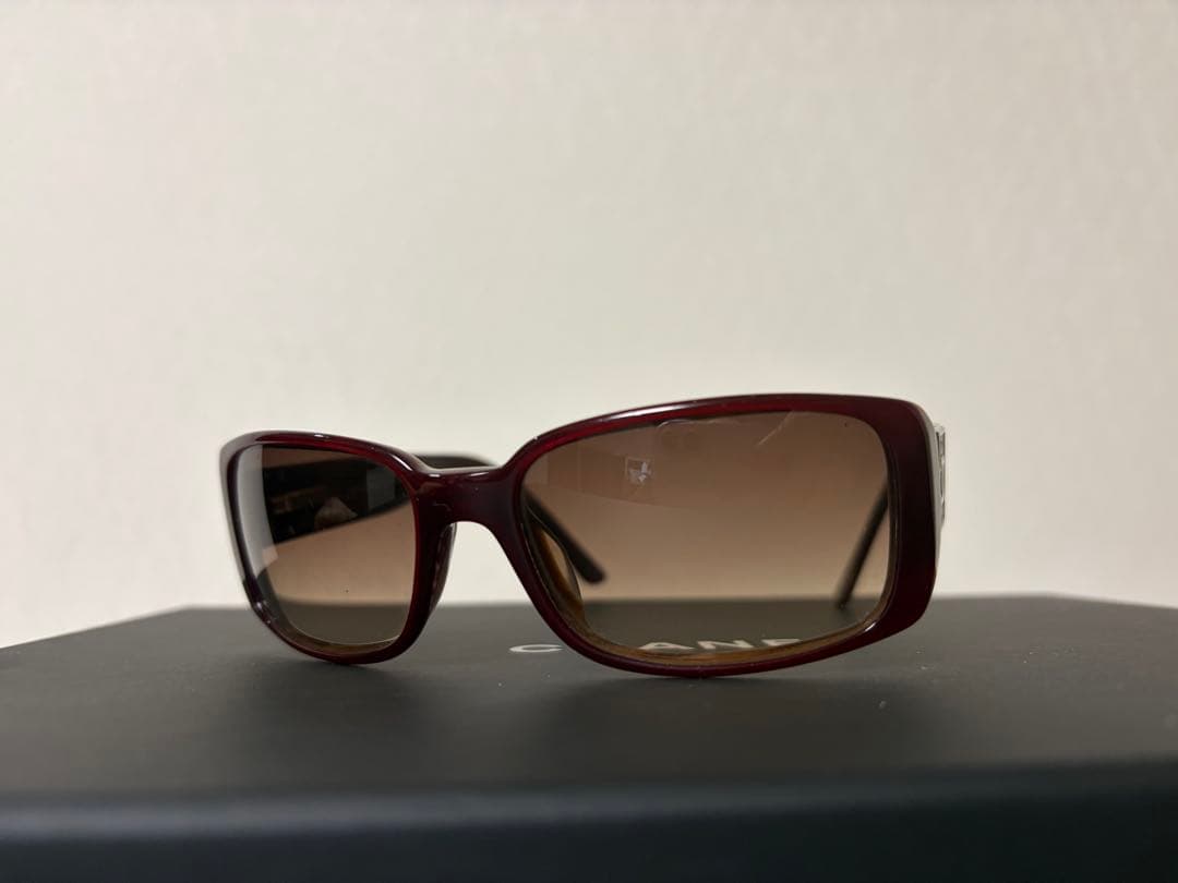 CHANELサングラス　ワインレッド色