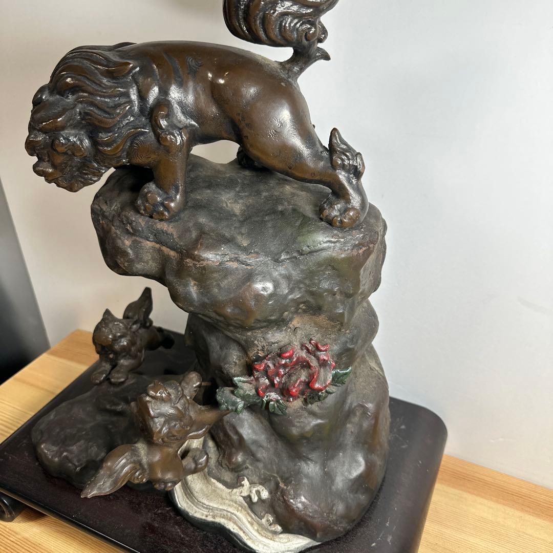 唐獅子三匹岩上の図置物　金属製
