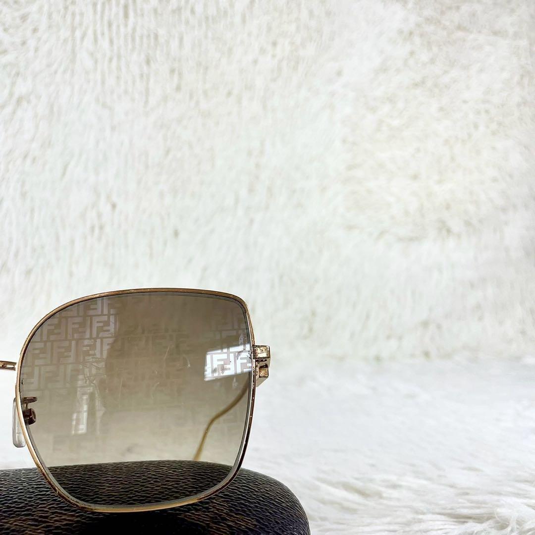 FENDI　フェンディ　サングラス　ズッカ柄　FE40013U　ブラウンレンズ