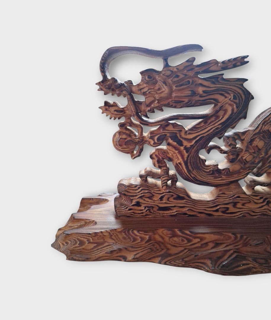 飛龍の屋久杉の彫刻の置物　木製　工芸品　美術品　縁起物　開運　ドラゴン　木彫