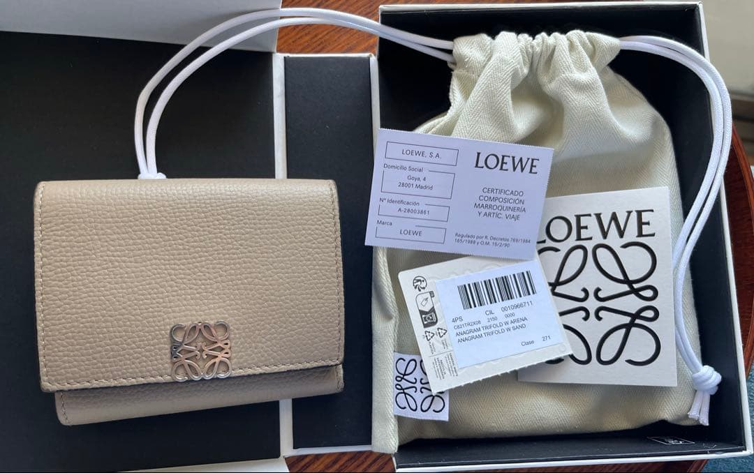 値下げ交渉OK。LOEWE ベージュ 二つ折り財布 保存袋付き