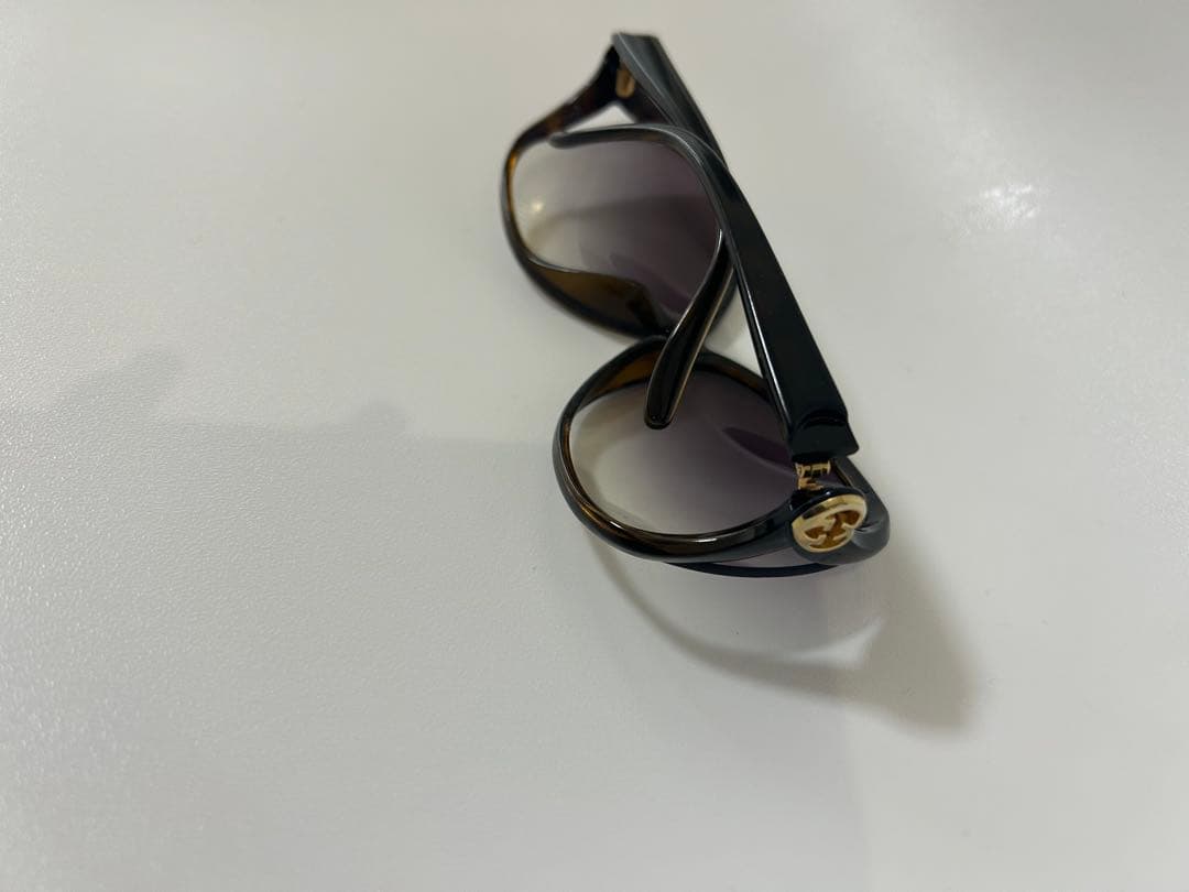 GUCCIラウンド型グラデーションレンズサングラス