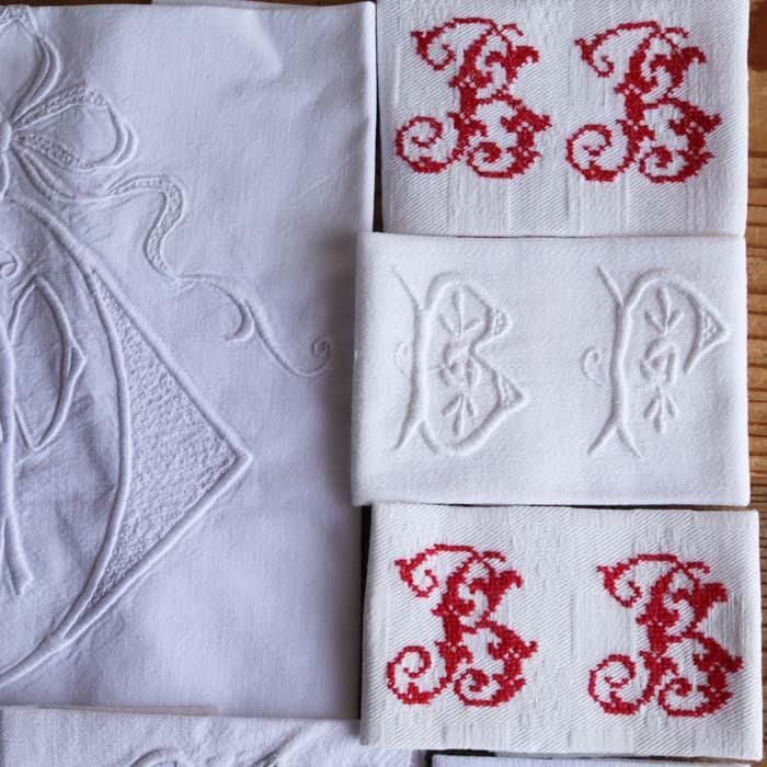 【3】たくさん 12枚！フランス アンティーク 手刺繍 イニシャル 端切れ