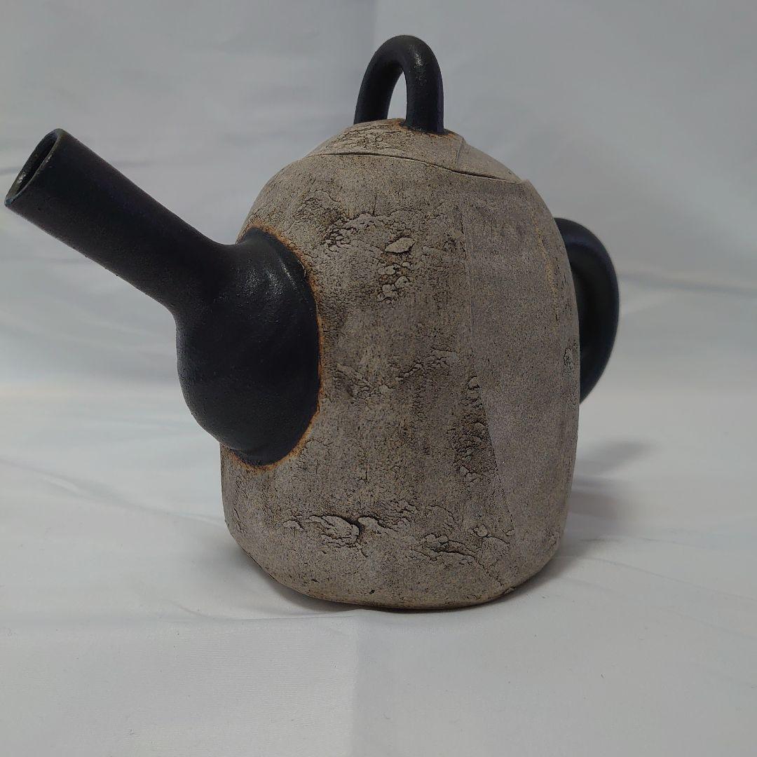 作家さんの手作り　陶器製のユニークなポット