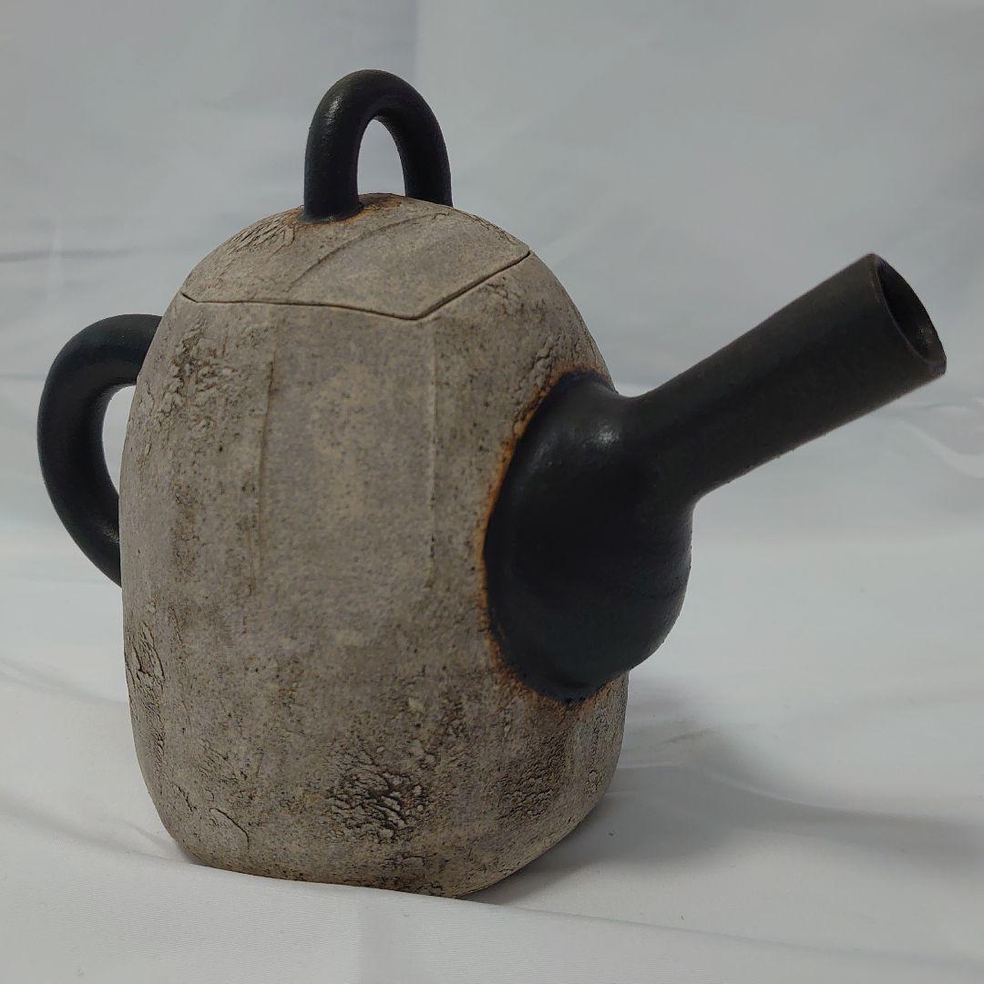 作家さんの手作り　陶器製のユニークなポット