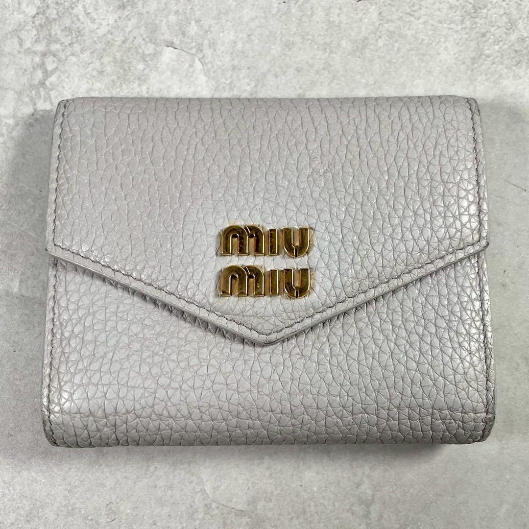 【美品 付属品完備】ミュウミュウ 三つ折り 財布 ロゴ 金具 シボ レザー