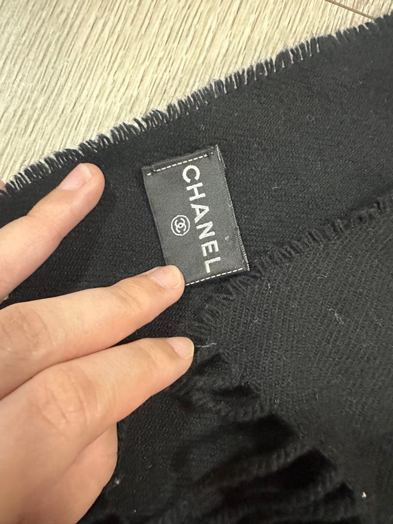 CHANEL ブラック マフラー ロゴ刺繍