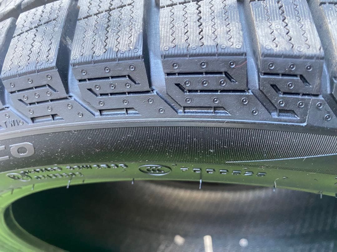 走行300㌔弱！ピレリ アイスゼロアシンメトリコ 245/40R18