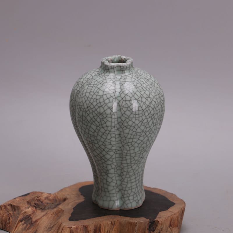 宋官窯開片花稜帯蓋梅瓶  景徳鎮 陶磁器 装飾品 現代工芸品 美術品 置物