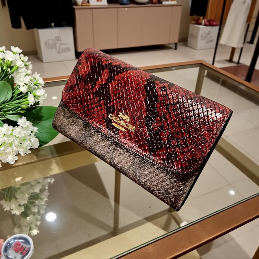 正規品＆美品‼️ コーチ パイソン シグネーチャー 三つ折り財布 ワインレッド