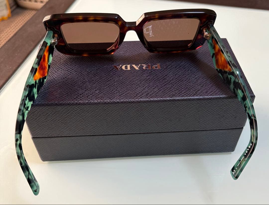 PRADA サングラス グリーンフレーム試着のみ極美品‼️