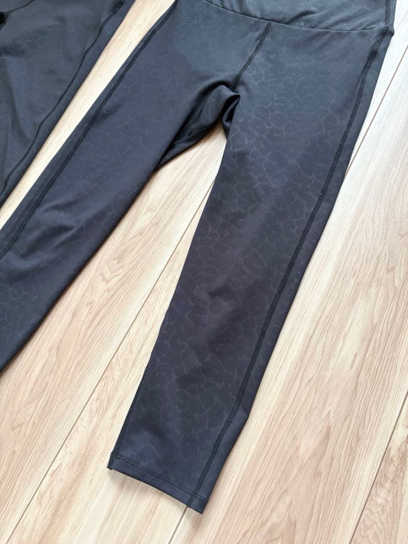 emmi yoga レオパード柄レギンス　2枚　エミヨガ　　　スポーツレギンス