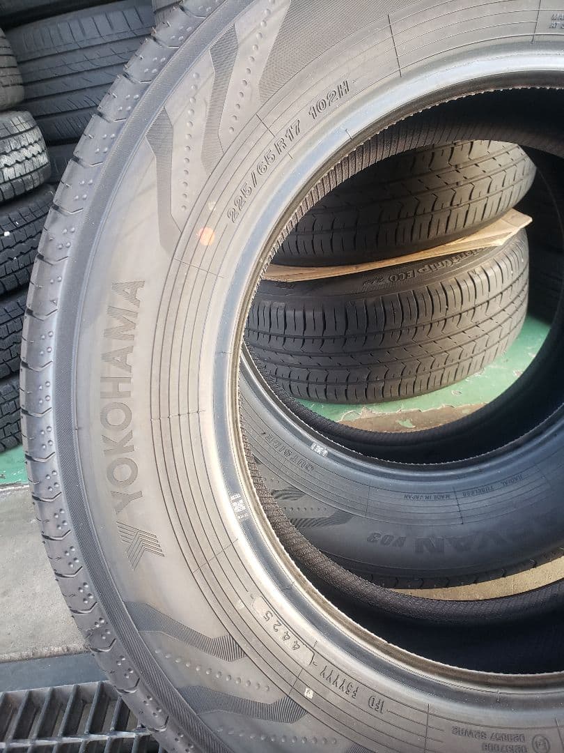りー225/65R17 ヨコハマ ADAVN V03 　４本セットの2本②
