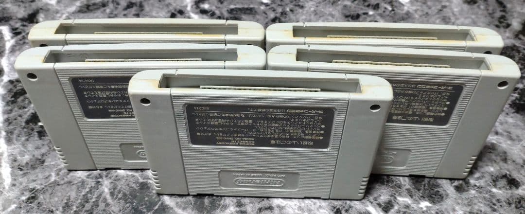 【スーパーファミコン 本体アダプタコントローラー付+カセット5本  箱付】