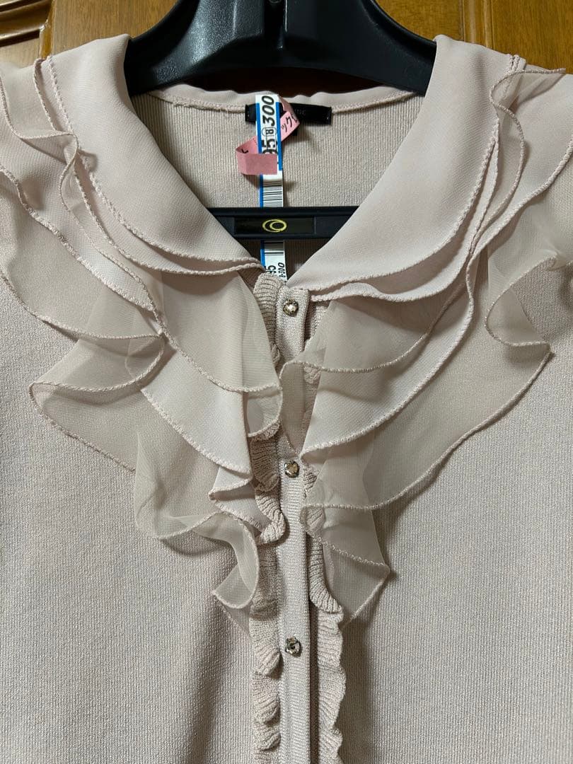 TO BE CHIC フリルアンサンブルニット
