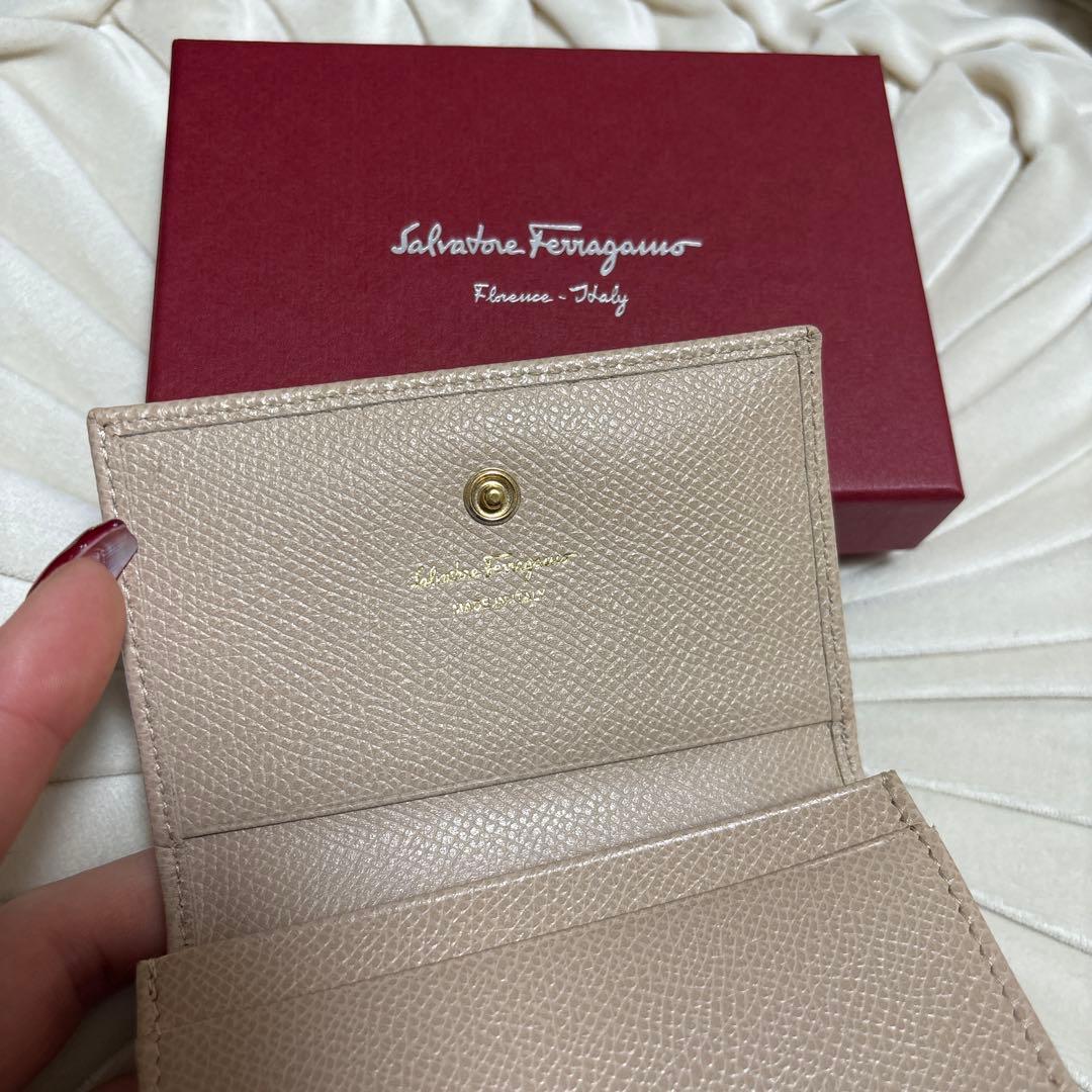 Salvatore Ferragamo ベージュカードケース