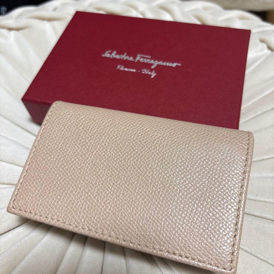 Salvatore Ferragamo ベージュカードケース
