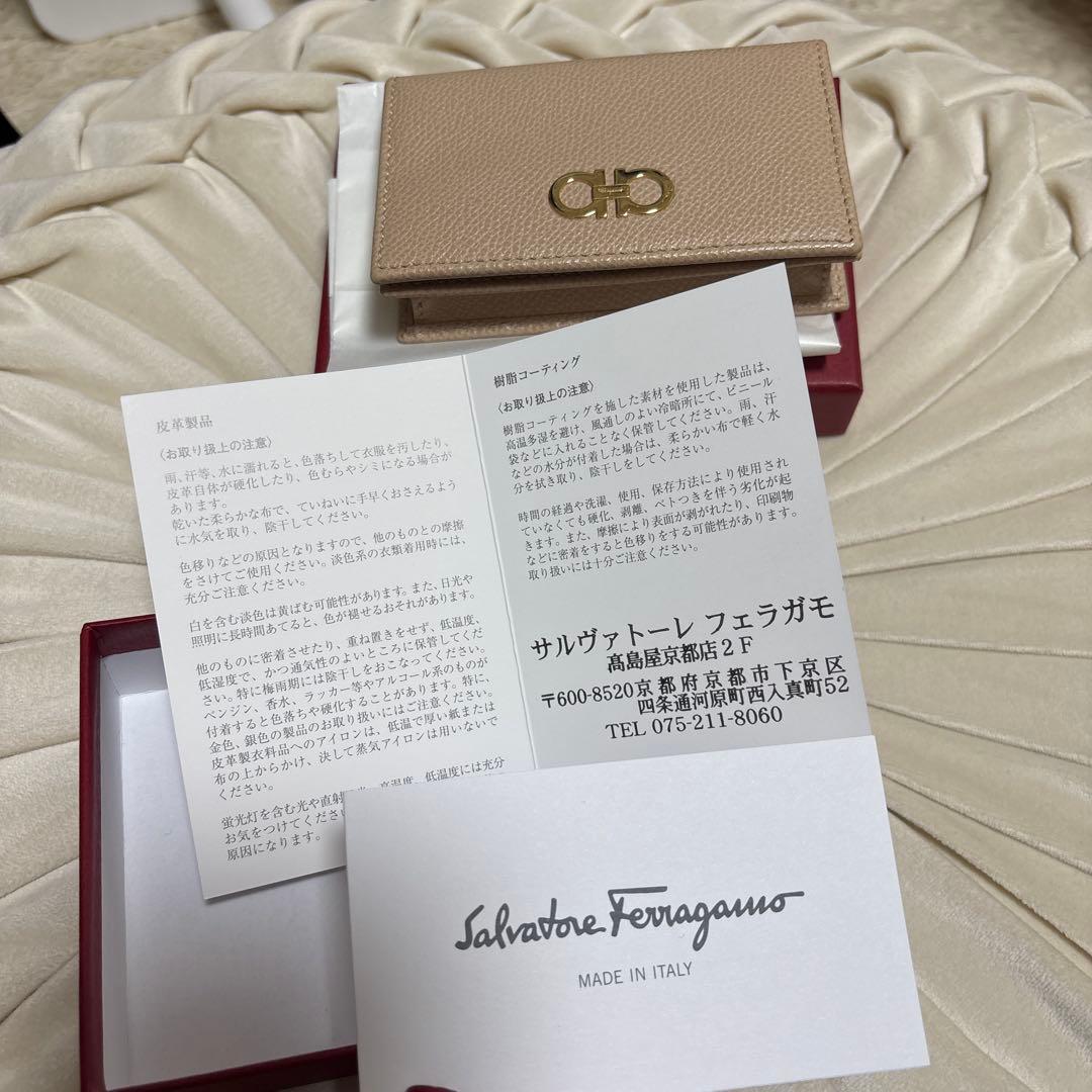 Salvatore Ferragamo ベージュカードケース