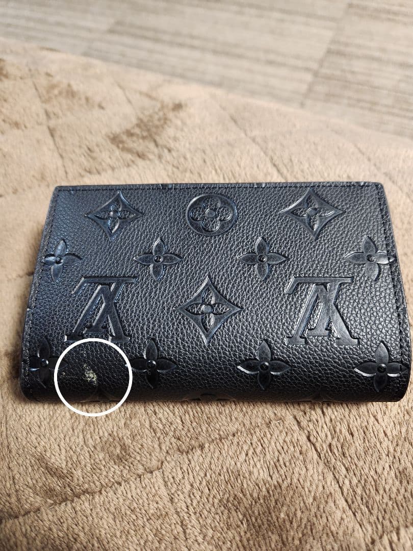 LV　ノベルティ　ブラックレザー二つ折り財布