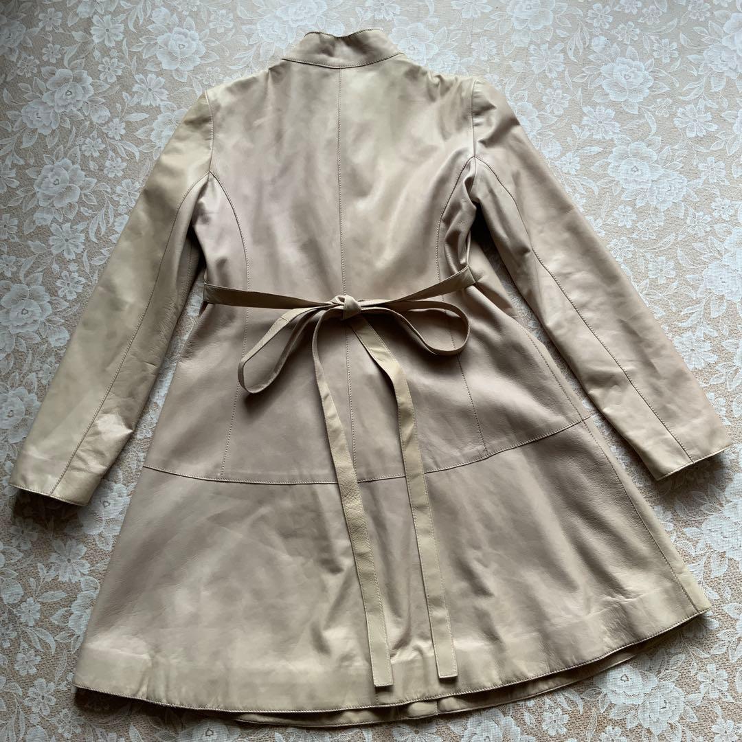 美品　アルマーニコレッツォーニ　羊革　ドレスコート38ベージュ　軽くて柔らか