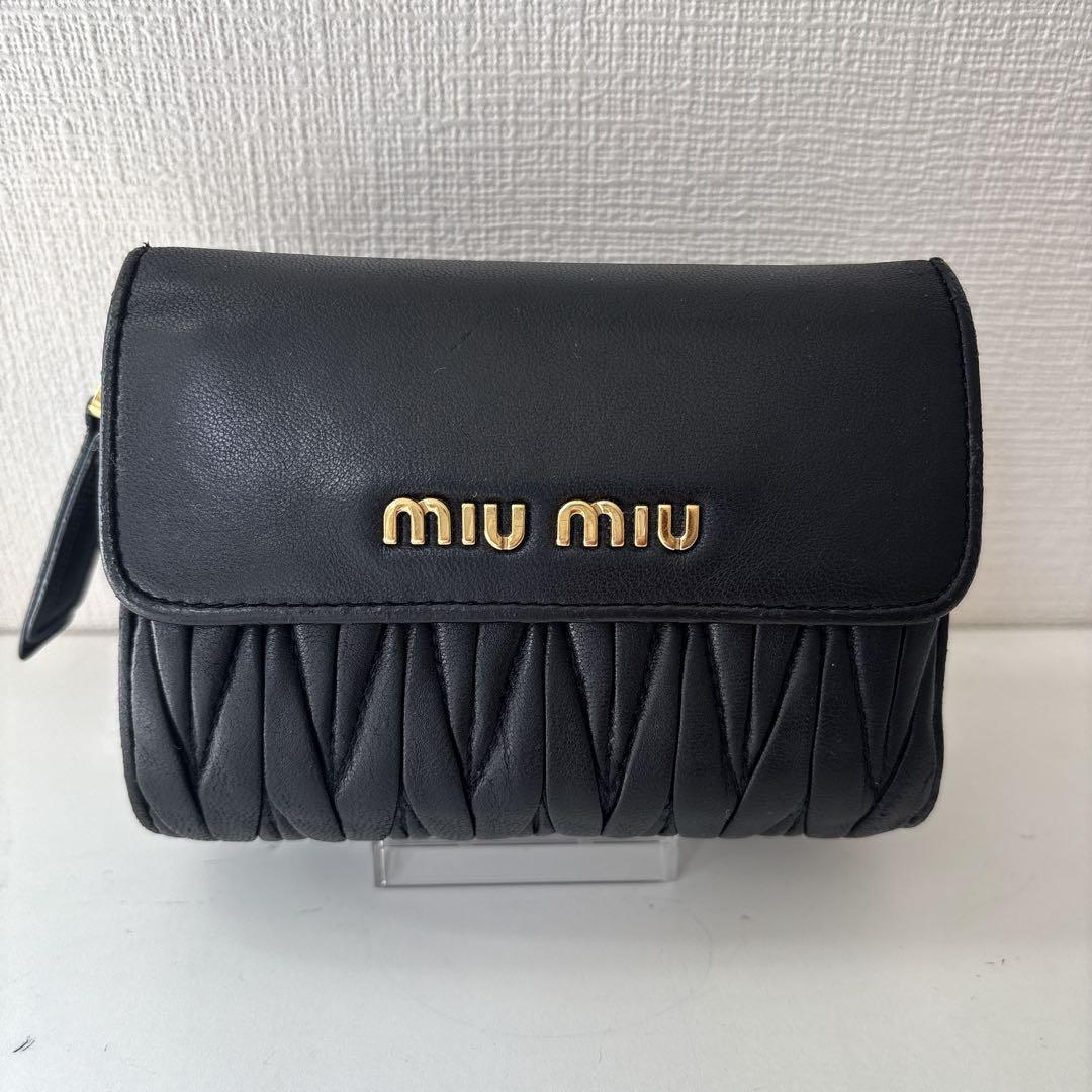 希少✨ミュウミュウ 二つ折り財布 マテラッセ ロゴ金具 レザー ブラック