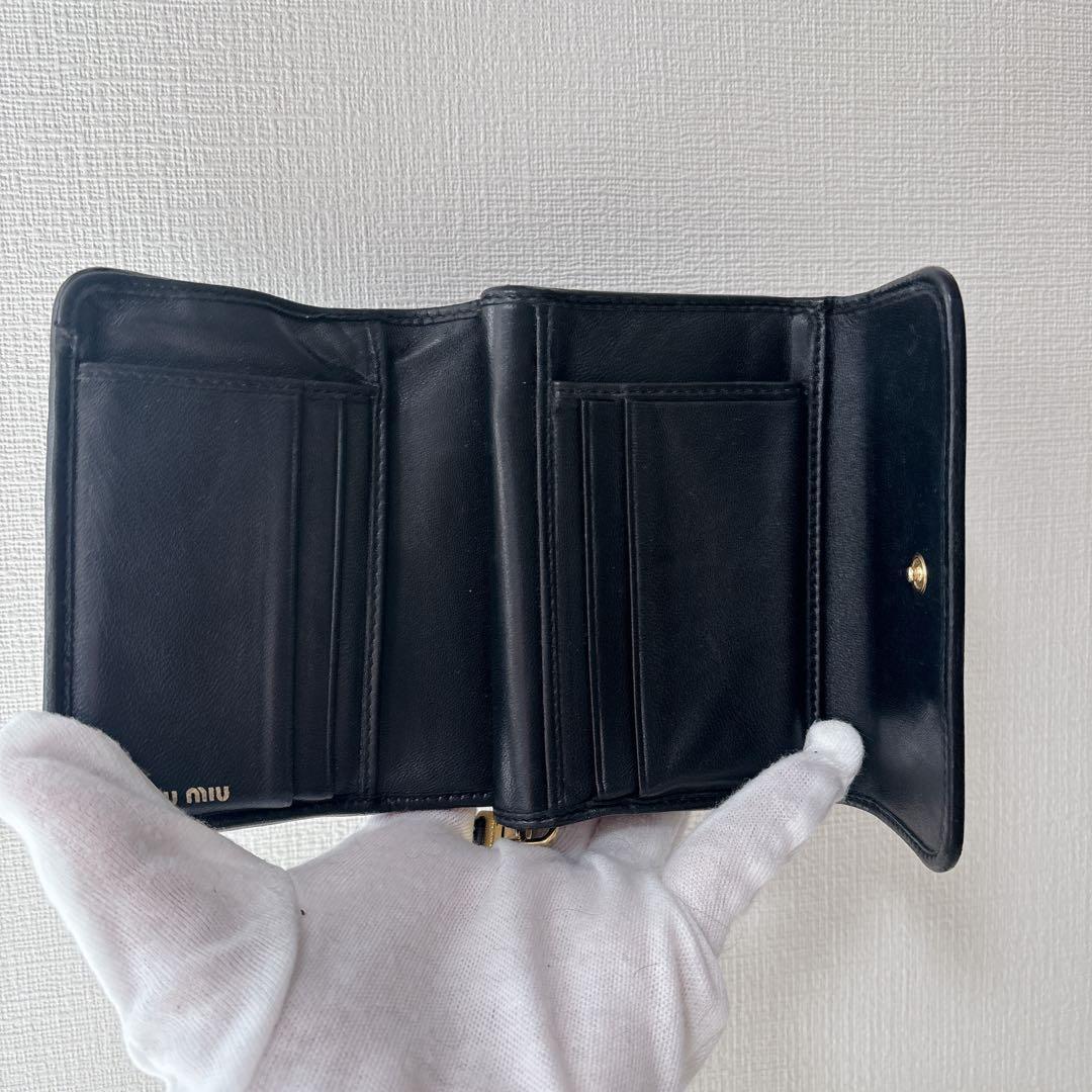 希少✨ミュウミュウ 二つ折り財布 マテラッセ ロゴ金具 レザー ブラック