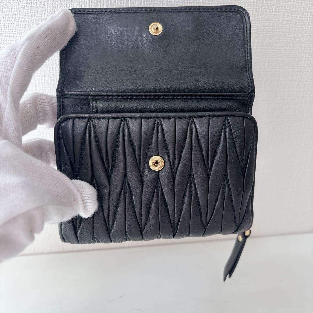 希少✨ミュウミュウ 二つ折り財布 マテラッセ ロゴ金具 レザー ブラック