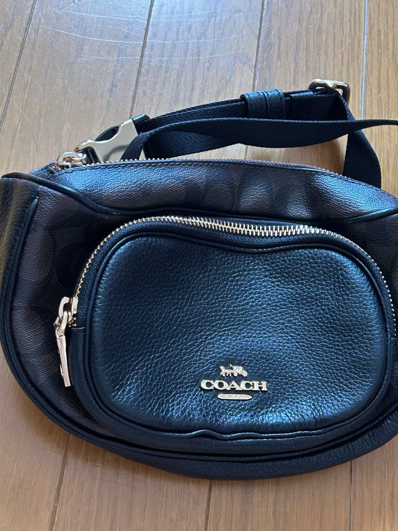 新品未使用 COACH ブラック ／シグネチャーボディバッグ