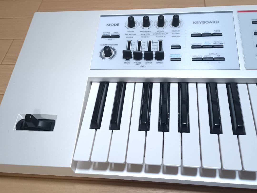 ☆少々難ありだけど美品！☆Roland JUNO-DS☆ホワイト