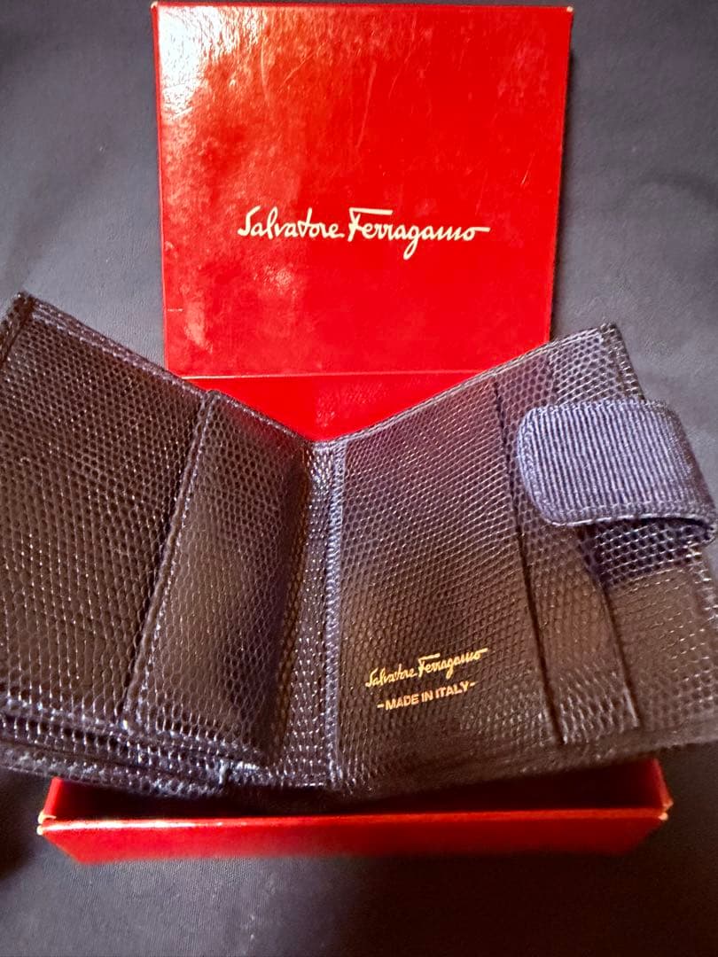 Salvatore Ferragamo 二つ折り財布　ヴァラリボン