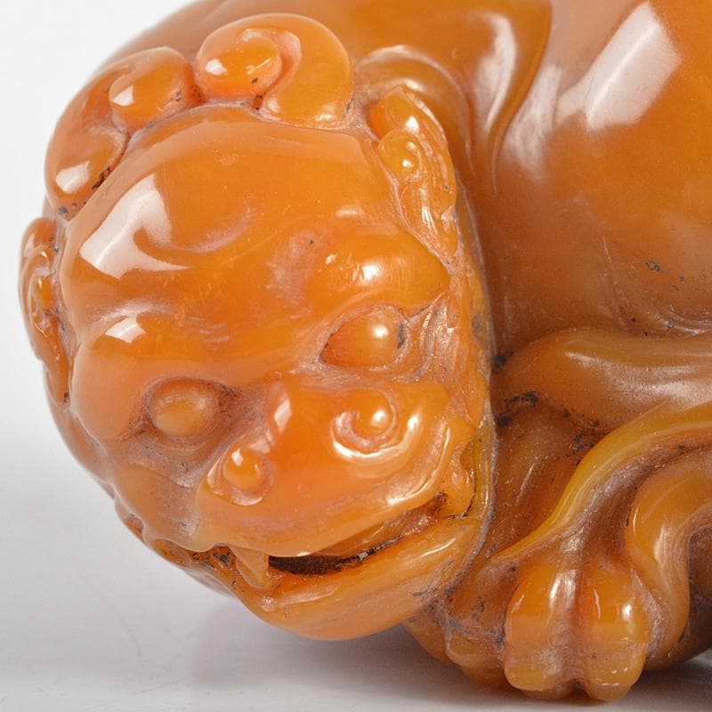 天馬　中国　玉石田黄寿山石彫刻　獅子　置物　紙鎮　唐木箱付　H　R6731