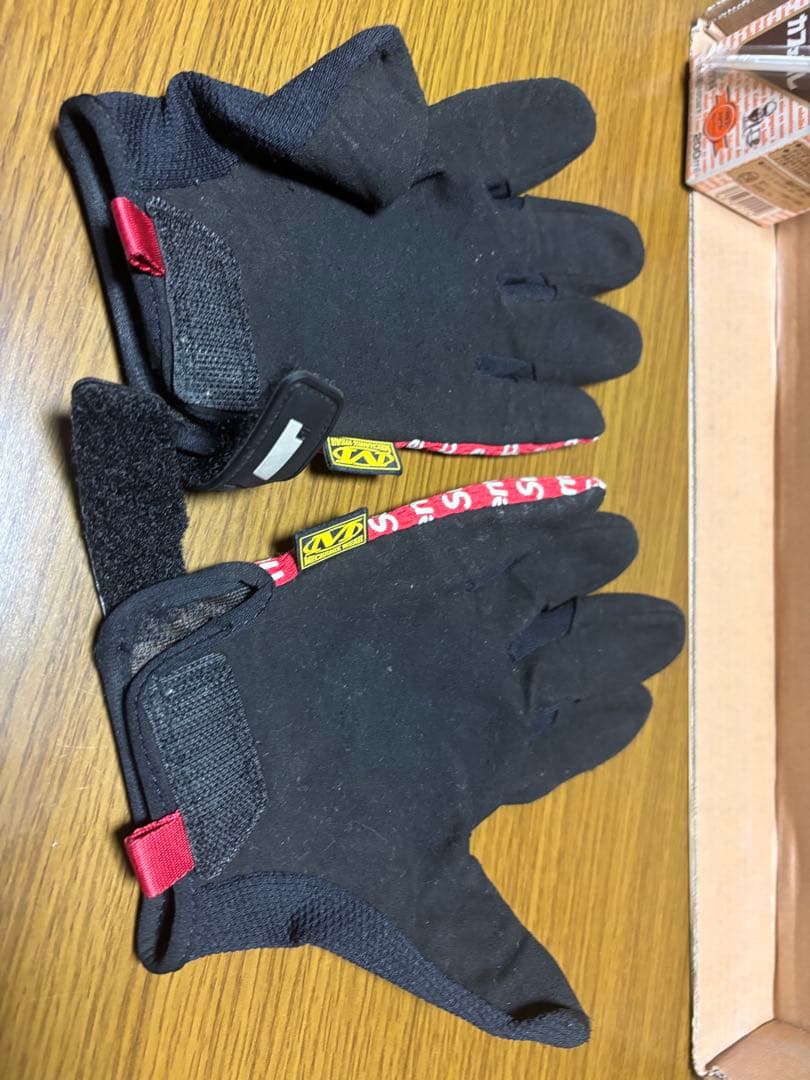 supreme グローブ　中古