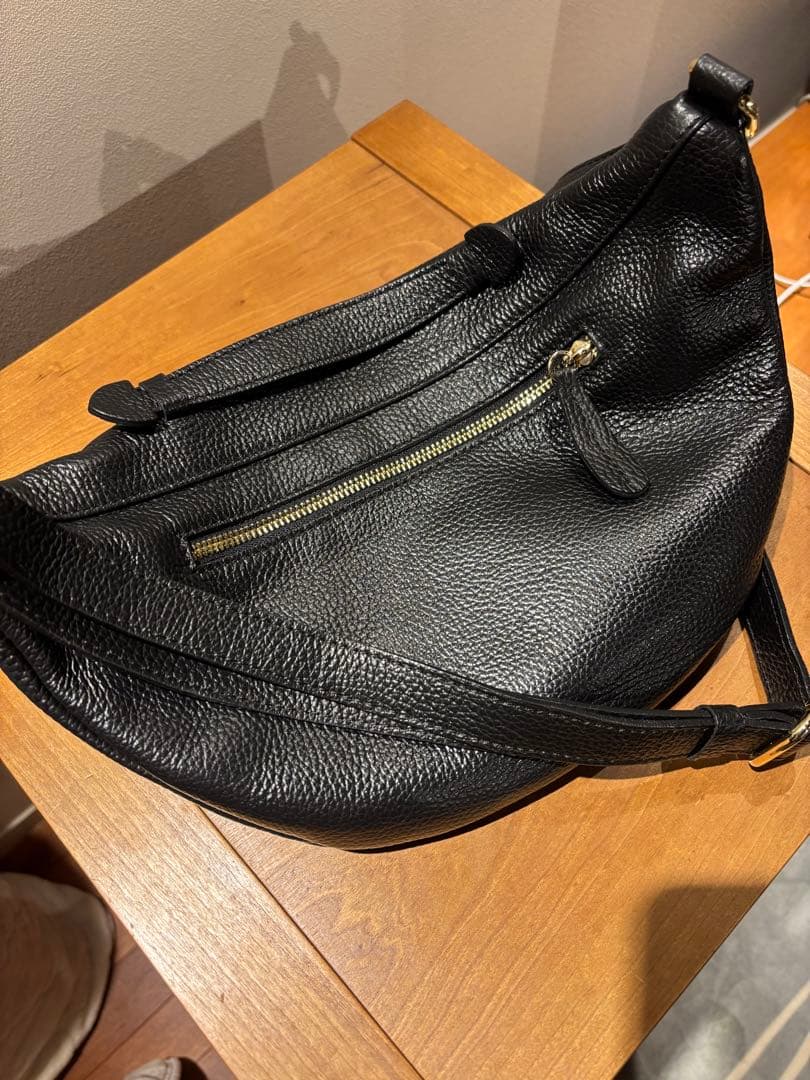 AULENTTI ボディバッグ ショルダーバッグ　ブラック
